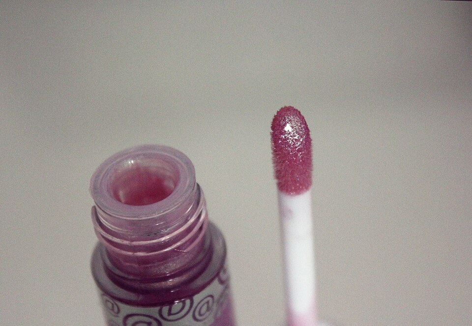 Lip gloss tube and applicator